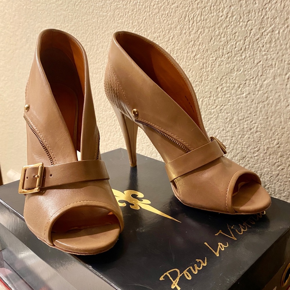 Beautiful Pour La Victoire Riana heels! Cognac leather with gold buckles w/box!